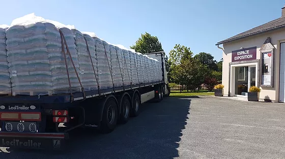 camion-1 - BARRY BOIS ENERGIE Camion de 24 PALETTES WOODSTOCK GRANULÉS DE BOIS – 1872 SACS DE 15 KG